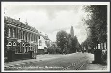 17532 Gezicht in de Hoofdstraat te Driebergen-Rijsenburg, met het links het postkantoor annex gemeentehuis.